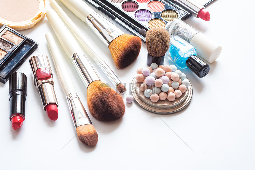 美與防護的交織 化妝品與勞保用品的藝術(shù)擺放